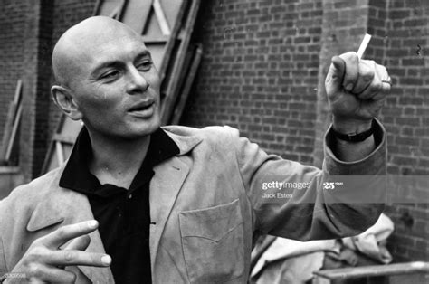 Yul Brynner och den mystiska tavlan i Milano - En resa genom italiensk kultur och Hollywoodglamour